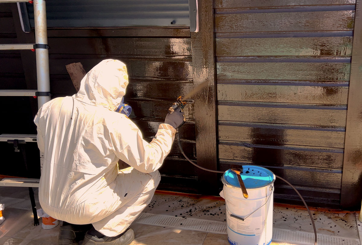 Application d'une lasure sur bardage en bois avec une pompe airless